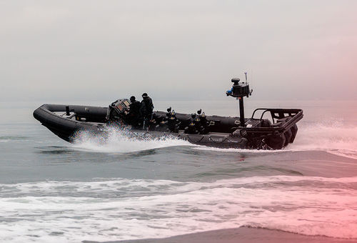 Barco profissional com motor de popa - ZH 933 CDO - Zodiac Milpro International - barco inflável semirrígido