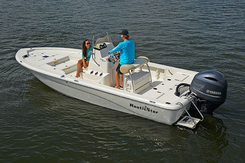 Bay boat com motor de popa - 2200  - Nautic Star Boats - com console central / open / de pesca esportiva