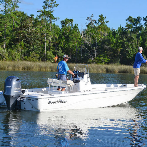 Bay boat com motor de popa - 2400 - Nautic Star Boats - com console central / open / de pesca esportiva