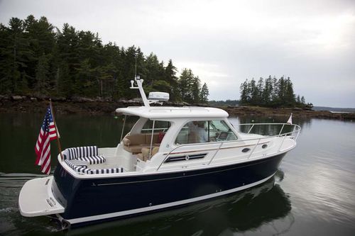 Lancha Cabin Cruiser com motor de centro - 30 - Back Cove Yachts - com hard-top / tipo lobster