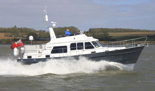 Lancha Express Cruiser com motor de centro - HARDY 42 - Hardy Marine - a diesel / híbrida diesel-elétrica / bimotor