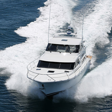 Iate a motor de cruzeiro - Antiquity - Lloyd Stevenson Boat Builders - com flybridge fechado / com linha de eixo / 3 cabines