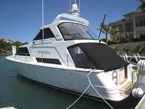 Lancha Express Cruiser com motor de centro - Te Whara III - Lloyd Stevenson Boat Builders - bimotor / com casco de deslocamento / com flybridge fechado