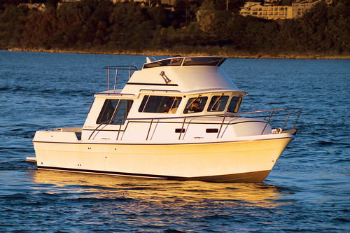 Lancha Cabin Cruiser com motor de centro - VOYAGER 3000 - Sea Sport, Inc - com flybridge / pernoite para 4 pessoas