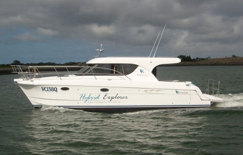 Lancha Express Cruiser catamarã - V1040 Explorer - Voyager Catamarans - com motor de centro / a diesel / bimotor