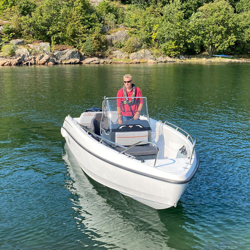 Lancha de console central com motor de popa - 550 R - Bella Boats Oy - para esqui aquático / de pesca esportiva / máx. 7 pessoas