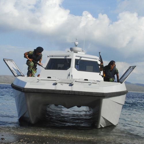 Barco profissional catamarã - X38 Combat - North Sea Boats - com motor de centro / a diesel