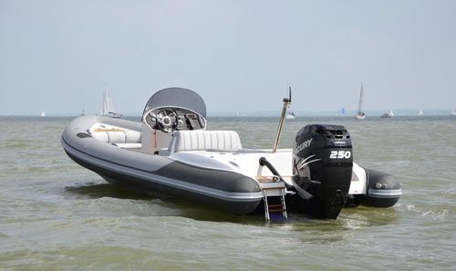 Barco inflável com motor de popa - SHUTTLE OB - Pascoe International - semirrígido / com console central / open