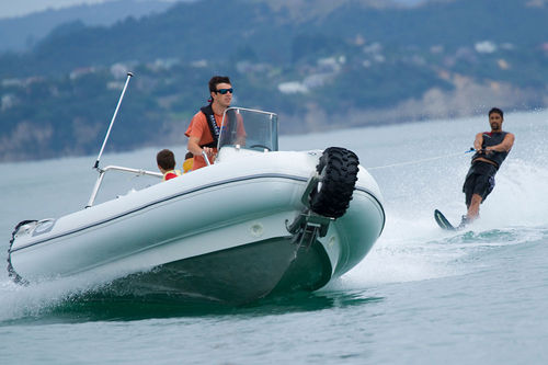 Barco inflável com motor de popa - 7.1M - Sealegs International Limited - semirrígido / com console central / open