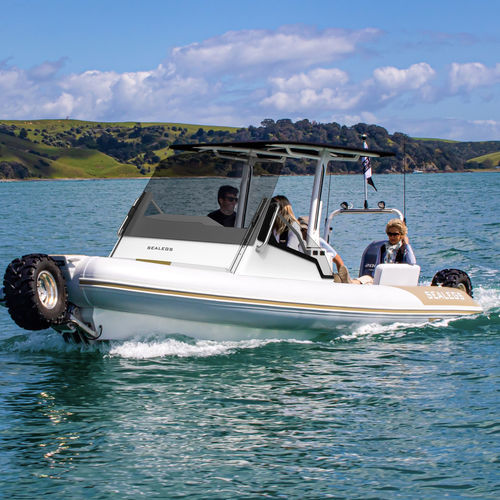 Barco inflável com motor de popa - SEMI-CAB 7.5M - Sealegs International Limited - semirrígido / de casco rígido (RIB) / com console central