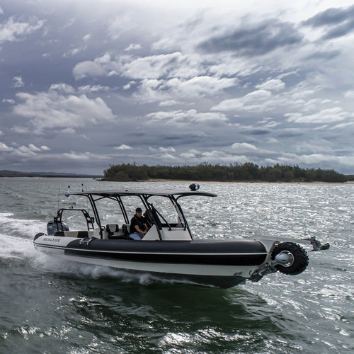 Barco inflável com motor de popa - HYDRASOL 9.0M - Sealegs International Limited - bimotor / semirrígido / com console central