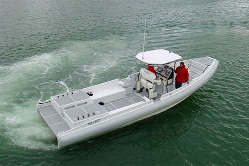 Barco inflável com motor de centro - T/T Battered Bull - McMullen & Wing - semirrígido / com console central / de mergulho