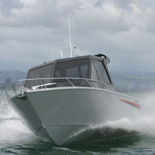 Lancha Cabin Cruiser com motor de centro - Cobra 850 - AMF Boat Company - com hard-top / com cockpit fechado / de pesca esportiva