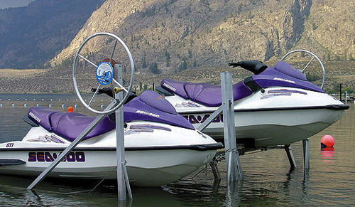 Sistema elevador de jet-ski - PWC - Hewitt Boats Lifts and Docks