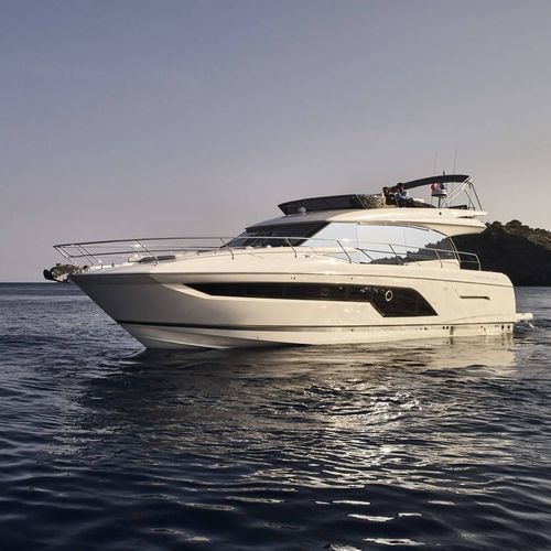 Iate a motor de cruzeiro - 590 - Prestige Yachts - com flybridge / com motor de centro / V-drive