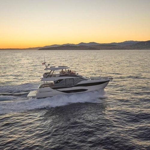 Iate a motor com flybridge - F5.7 - Prestige Yachts - de cruzeiro / com hard-top / com motor de centro