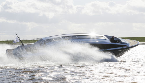 Lancha Express Cruiser com motor de centro - CUSTOM LIMOUSINE 11.6m - Yachtwerft Meyer - bimotor / open / máx. 12 pessoas