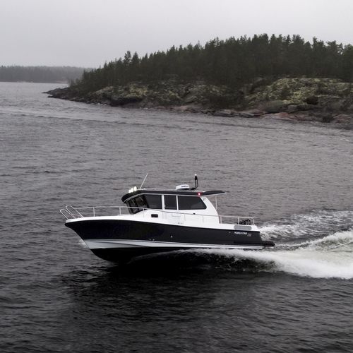 Lancha Express Cruiser com motor de centro - 28+ - Linex-Boat Oy - com casa do leme / máx. 8 pessoas / 2 cabines