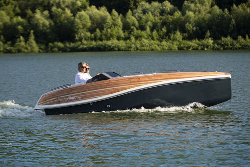 Lancha Day Cruiser com motor de centro - Faro 5 - NOVA LUXE YACHTS - elétrica