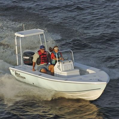 Barco flat com motor de popa - 160 F - Sea Chaser - com console central / de pesca esportiva