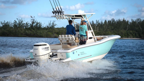 Lancha de console central com motor de popa - Islander 222 - PIONEER BOATS - para pesca / máx. 10 pessoas / com solário