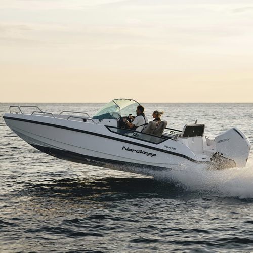 Lancha de console central com motor de popa - ENDURO 705 - Nordkapp Boats - híbrida / bowrider / para esqui aquático