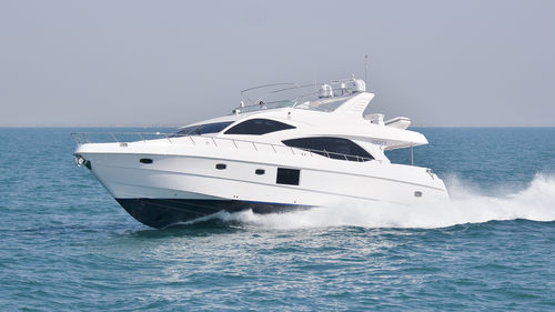 Iate a motor de cruzeiro - 77 - Majesty Yachts - de alta velocidade / com flybridge / 4 cabines