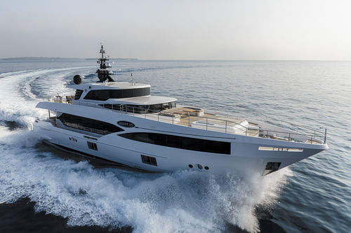 Superiate de cruzeiro - 100 - Majesty Yachts - com flybridge / com casa de leme elevada / com linha de eixo