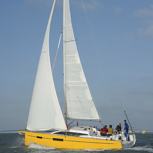 Veleiro de cruzeiro oceânico - RM1070 - RM Yachts - 2 cabines / com duas quilhas / com gurupés