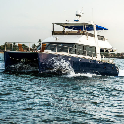 Lancha Express Cruiser catamarã - 13 MTR - Neil Marine (Pvt) Ltd - com motor de popa / bimotor / com flybridge