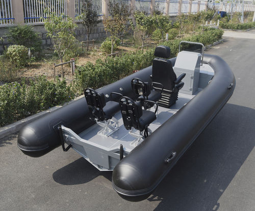 Barco inflável com motor de popa - HYP520-W - Qingdao Lian Ya Boat Co.,Ltd. - de gasolina / de casco rígido (RIB) / com console central
