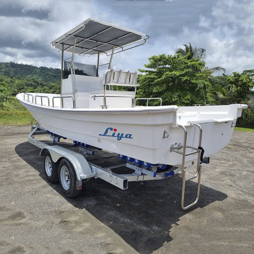 Lancha de console central com motor de popa - Panga boat 760 - Qingdao Lian Ya Boat Co.,Ltd. - de pesca esportiva / em fibra de vidro / máx. 10 pessoas