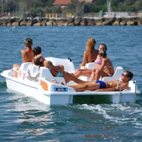 Pedalinho de 6 lugares - Capri Motorò - CNA Centro Nautico Adriatico - em material plástico