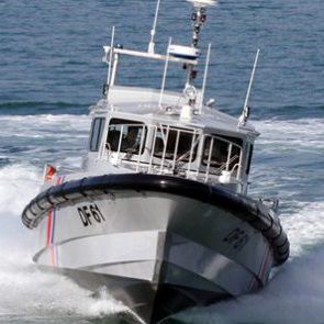 Barco profissional barco-patrulha - Bernard Shipyard - com motor de popa