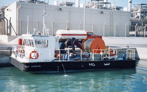 Barco profissional barco de trabalho - PollCraft  - Desmi - barco de combate à poluição / catamarã / com motor de centro