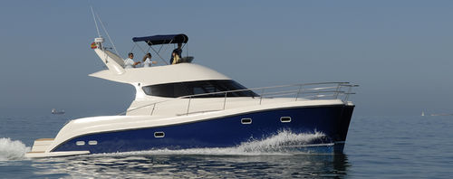 Lancha Express Cruiser catamarã - 43 - Flash Catamarans - a diesel / com flybridge / 4 cabines
