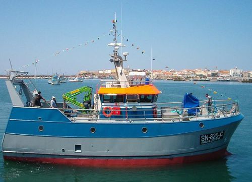 Barco profissional de arrasto - 17 - Estaleiros Navais de Peniche - com motor de centro / em aço