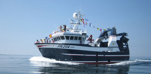 Barco profissional de arrasto - CANOPUS - Karstensens Shipyard Ltd. - com motor de centro