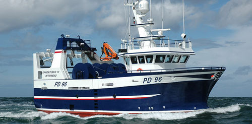 Barco profissional de arrasto - OPPORTUNUS IV - Karstensens Shipyard Ltd. - com motor de centro