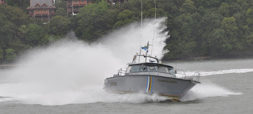 Barco profissional barco-patrulha - Customs - LOMOcean Design - com motor de centro