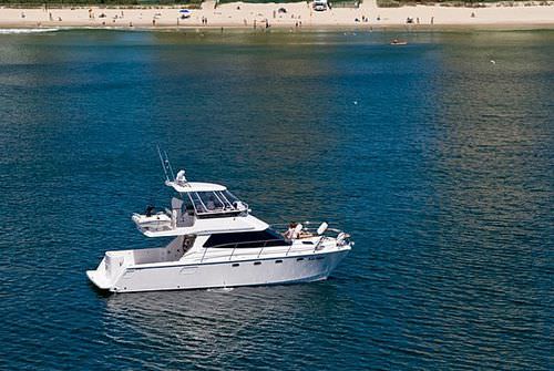 Lancha Express Cruiser catamarã - 42 - ArrowCat Marine - com motor de centro / com flybridge