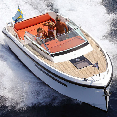 Lancha Express Cruiser com motor de centro - 33  - Delta POwerboats - bimotor / open / de cruzeiro