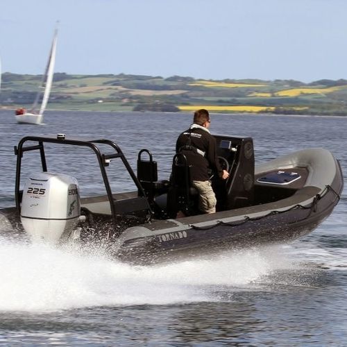 Barco inflável com motor de popa - 6.8M - Tornado Boats - de casco rígido (RIB) / com console central / open