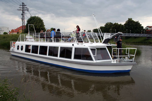 Barco profissional barco de passeio - Morava - MANDL - Living on Water, Ltd. - com motor de centro