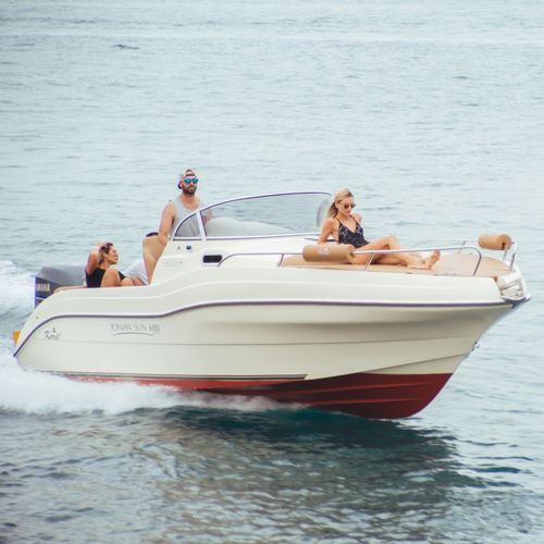 Lancha walkaround com motor de popa - 680 Ionian Sun - Karel Boats - open / máx. 7 pessoas / com cabine