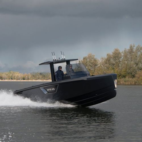 Lancha Express Cruiser com motor de centro - T/T Lonian - Xtenders - open / com console central / em fibra de carbono