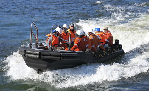 Barco profissional barco de trabalho - Rhino 600 EHD - Rhino Marine Products (Pty) Ltd - com motor de popa