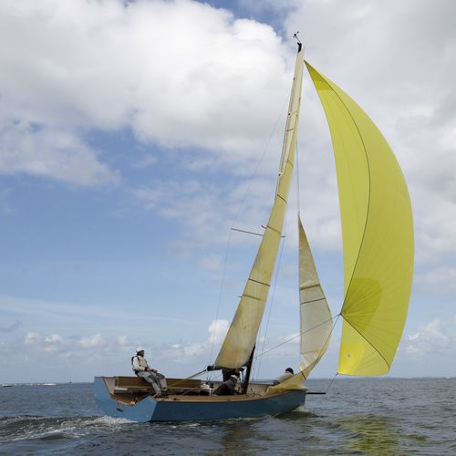 Veleiro Day Sailer - Tröll 26 - CHANTIER DES ILEAUX - em madeira / com gurupés