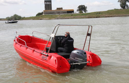 Bote com motor de popa - 500 - WHALY BOATS  - open / com console lateral / de lazer