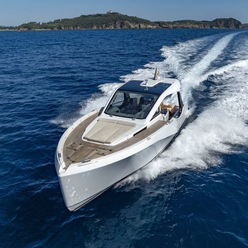 Lancha Cabin Cruiser com motor de popa - 43 veloce - Italia Yachts - com motor de centro / bimotor / trimotor